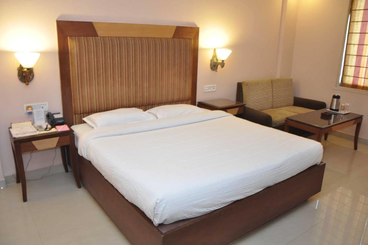 Hotel Grand International Rāipur Екстериор снимка